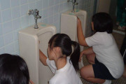 【画像】JSさん、小学校の男子トイレでとんでもないことをするｗｗｗｗｗ