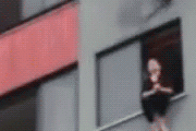 【閲覧注意】飛び降り自殺をしようとする女性をレスキュー隊の隊員がギリギリでアシスト