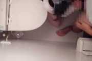【個人撮影】声を潜めてセックスしているカップルを上から撮影！ビッチ女が我慢できずに男の上に乗って腰振り！