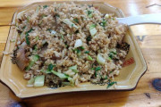 【画像】アホ「本場の炒飯はパラパラ」ワイ「ワイが中国旅行中に食べた炒飯や」