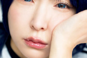 加護亜依、衝撃のイメージチェンジでグラビア界に電撃参戦　ヤングマガジン青髪コスプレで魅せた新境地