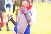 コミケの中国人コスプレイヤーさん、乳首の部分を開けたスク水を着てしまう [無断転載禁止]©2ch.net