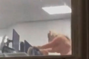 【驚愕動画】オフィスで大胆行為！外から全てが見えてしまった女性社員ｗｗｗｗｗ