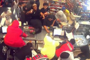 【動画あり】アメリカで「フラッシュモブ略奪」が流行。集団で店内になだれこみ商品を持ち帰る遊び