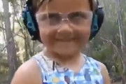 【動画】銃をぶっ放す幼女やべえｗｗｗｗｗｗｗｗｗｗｗ