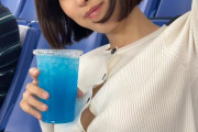 【画像】人気AV女優の葵つかささん、WBC観戦で上半身モロ見えヘソ出しおっぱいニット服でピースサイン