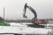 【動画】ロシア人、ショベルカーを煽って車を破壊される