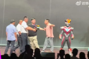 【動画】「なぜ日本のものを演じる」中国のウルトラマンショーで客が乱入して暴れ出す事件