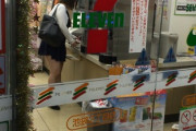 【画像】コンビニにやたら短いスカート履いてるのいたんやがｗｗｗ