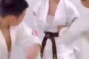 【動画】空手女子腹筋強い😰