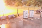 【動画】木で雨宿りしてた集団がいきなり謎の衝撃で全滅　怖すぎる
