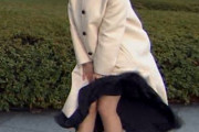【画像】女子アナさん、台風中継でスカートが捲れてしまうwwwwww