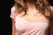 【画像】何故、人妻は胸元が緩いTシャツを着てしまうのかｗｗｗ
