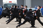 【朗報】警視庁さん、国葬に備え対テロ訓練で大声を出し刃物を出す容疑者役を制圧！！