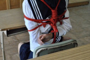 【画像】JKさん、セーラー服のまま縛られてしまうwww