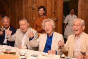【悲報】フジテレビの日枝相談役、ウキウキで食事