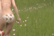 【GIF】吉岡里帆さん、裸みたいな格好で草原を駆け回ってしまう