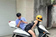 【画像】美脚バイク乗り女さん、男と2ケツしてしまうｗｗｗｗｗ