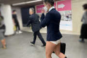 【画像】まんさん、リモートワークに慣れすぎて下着姿で公共交通機関を利用ｗｗｗｗ