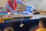 【悲報】トルコアイス屋「取れるもんなら取ってみな！ほれっ」ガキ「よこせヒョロガリ！」