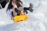 【画像】JKがスカートをはいてソリで雪遊びをした結果www