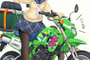 【画像あり】JKさん、とんでもない格好でとんでもないバイクにまたがってしまうｗｗ