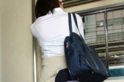 【画像】JKさん、カバンがスカートに引っかかってしまった結果パンツが丸見えなのに気付かないｗｗ