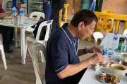 【画像】フィリピン大統領ドゥテルテさんの食事風景がこちらｗｗｗｗｗｗｗｗｗｗｗｗｗｗｗｗｗｗｗｗｗｗｗ