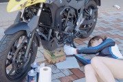 【画像】バイク乗りの女さん「あのぉ～バイク壊れちゃって原因わかんなくてぇ～見てもらえたりしませんかぁ♡」