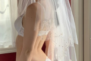【画像】まんさん「裸でウエディングドレス着てみたw」パシャッ