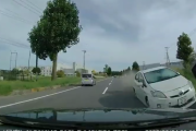 【ドラレコ動画】逆走車、突然現れる……