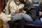 【画像】チーズ牛丼カップルさん、電車でいちゃついてしまう