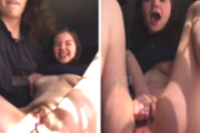 【動画】女友達にふざけて手マンされた女の子、上手すぎて笑いながら潮吹いてしまうｗｗｗ