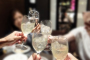 【画像】飲み会でちょっと離れた席に座ってる男を一撃で刈り取る女www