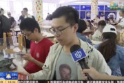 【画像】中国のチー牛、とんでもない服を着てしまう