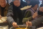 【動画】中国人、食事のマナーが悪すぎる・・・・・・・・・・