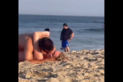 ビーチでエッチな事をしようとしていたカップルが水をかけられるｗｗｗ
