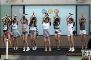 【悲報】地下アイドルの女子小学生、セクシーな格好でダンスを踊ってしまう