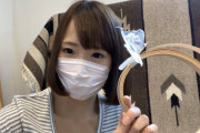 【悲報】女性YouTuberさん、なぜか胸元ゆるゆるの服を着てDIYをしてしまう