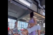フィットネスジムでヨガかセックスなのか分からない行為をしている女性達