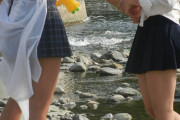 【画像】川で遊ぶJKさん、夏休み特有の悪ノリで友達のパンツを脱がせてしまう