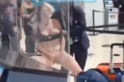 【動画】見せたがり白人女子、空港で暴れて男のチンわし掴みｗ