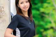 小川華蓮 ノースリーブにミニスカのスレンダーな美脚妻！Tバックを脱いで全力オナニー
