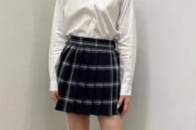 【画像】元SDN48芹那さん(37歳)のミニスカ制服姿をご覧下さい