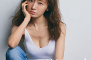 松本まりか、2021年カレンダー画像がセクシーすぎる！美谷間＆美腹見せショットが反響！