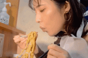 【画像】麺すすってる女エロすぎじゃね？