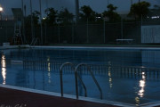 【悲報】まんこさん、夜のプールで裸になって泳いでしまう………