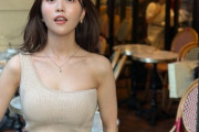 【画像】見せたがりミス青学さん、片乳が飛び出しそうな服で繁華街を闊歩ｗ