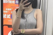 【画像】とんでもないドスケベ服の女さん、電車内で見つかるｗｗｗｗ