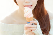 【画像】女さん「お○ぱいにアイスこぼした」←アレにしか見えないと話題にwww